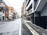 アーバネックス両国レジデンス 建物前の静かな街並みから見た現代的なファサードと周辺環境