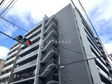 アーバネックス両国レジデンス 前面道路から見た落ち着いたグレー基調の建物外観