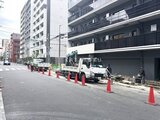 アーバネックス両国レジデンス 前面道路から見た建物外観と工事中の様子