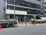 アーバネックス両国レジデンス 建設工事中の建物外観と前面道路の様子