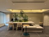 アーバネックス両国レジデンス 間接照明と観葉植物で落ち着いた雰囲気のコミュニティスペース