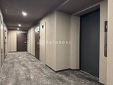 アーバネックス両国レジデンス 落ち着いたトーンの共用廊下とエレベーターホール