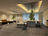 アーバネックス両国レジデンス 間接照明の落ち着いたロビーラウンジと開放的な窓からの採光