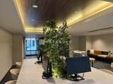 アーバネックス両国レジデンス グリーンを配置した明るいエントランスホール