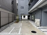 アーバネックス両国レジデンス 駐車スペースとエントランスが整備された共用通路