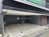 アーバネックス両国レジデンス 開放的な駐車スペースと建物エントランスの様子