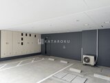 アーバネックス両国レジデンス 機械式駐車場の車室と収納ロッカーが整列した共用部