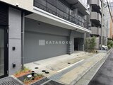 アーバネックス両国レジデンス 建物1階の広いガレージと落ち着いたトーンの外観