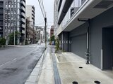 アーバネックス両国レジデンス 建物前面の街路から見たモダンなエントランスと周辺の都市景観