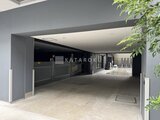 アーバネックス両国レジデンス 開放的なエントランスポーチから見た共用部の様子