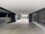 アーバネックス両国レジデンス 奥へ抜ける開放的なガレージ空間、両側にシャッター完備