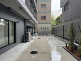 アーバネックス両国レジデンス 整然と区画された駐車スペースを備えた開放的な共用庭