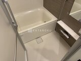 アーバネックス両国レジデンス バスタブと洗い場が並ぶ、明るく清潔感のあるバスルーム