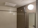 アーバネックス両国レジデンス 浴室乾燥機と丸窓から明るく採光できるバスルーム