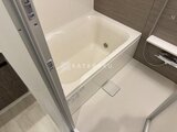 アーバネックス両国レジデンス 落ち着いた色合いの壁面に囲まれた清潔感のあるバスルーム
