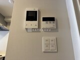 アーバネックス両国レジデンス 壁に取り付けたモニター付きインターホン、給湯パネル