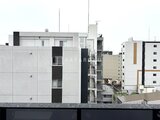 アーバネックス両国レジデンス 白を基調とした落ち着きのある建物外観と周辺の街並みの様子