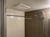 アーバネックス両国レジデンス 浴室乾燥機付きの落ち着いた色合いのバスルーム