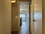 アーバネックス両国レジデンス 奥へと続く廊下と各室へのアクセスが整理された空間