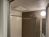 アーバネックス両国レジデンス 落ち着いた色合いのタイル張りの浴室、天井には浴室乾燥機付き