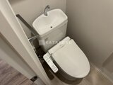 アーバネックス両国レジデンス 手洗い付きタンクとシャワートイレが備わったトイレ空間
