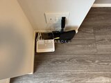 アーバネックス両国レジデンス コンセント付きの壁面にルーター類が設置された廊下の様子