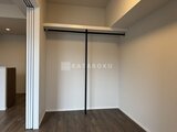 アーバネックス両国レジデンス ハンガーパイプ付きの広めなウォークインクローゼット