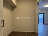 アーバネックス両国レジデンス 壁面収納を備えた落ち着いた印象の洋室