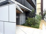ガーデンザヴィス門前仲町 モダンな外壁と緑を配した落ち着いたエントランスの様子