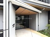 ガーデンザヴィス門前仲町 モダンな印象のエントランスから玄関への通路