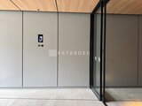 ガーデンザヴィス門前仲町 モダンな建物エントランスの落ち着いた印象のアプローチ空間