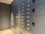 ガーデンザヴィス門前仲町 モダンなデザインのメールボックスが整列した共用部分