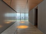 ガーデンザヴィス門前仲町 ガラス張りの開放的なエントランスホールから庭園を望む空間