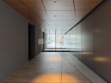 ガーデンザヴィス門前仲町 エントランスホールから見た開放的なガラス張りの出入口