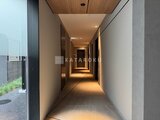 ガーデンザヴィス門前仲町 温かみのある照明が落ち着いた雰囲気を演出する共用廊下
