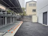 ガーデンザヴィス門前仲町 駐車場とバイク置き場が整備された広々とした共用部の様子