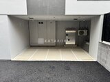 ガーデンザヴィス門前仲町 駐車スペースと分電盤・屋外機が設置された機械室の様子