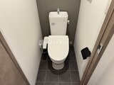 ガーデンザヴィス門前仲町 温水洗浄便座付きのモダンなトイレ空間