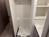 ガーデンザヴィス門前仲町 洗濯機置き場と右手に備え付けの棚がある明るい洗面脱衣室