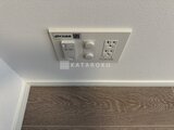 ガーデンザヴィス門前仲町 天井に設置された照明スイッチとコンセント付きの配線パネル