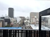 ガーデンザヴィス門前仲町 黒いバルコニー柵越しに市街地を見渡せる開放的な眺望