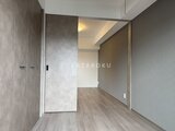 ガーデンザヴィス門前仲町 木目調フローリングと落ち着いた壁色のモダンな洋室