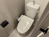ガーデンザヴィス門前仲町 温水洗浄便座付きのトイレと背面タンクの清潔感ある空間