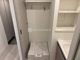 ガーデンザヴィス門前仲町 洗濯機置き場と収納棚がある洗面脱衣室