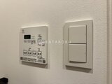 ガーデンザヴィス門前仲町 給湯リモコンと照明スイッチが並ぶ壁面