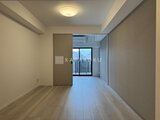 ガーデンザヴィス門前仲町 明るい床材のリビングと洋室をつなぐ開放的な空間