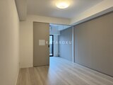 ガーデンザヴィス門前仲町 明るい印象のリビングダイニングと引き戸で仕切られた寝室空間