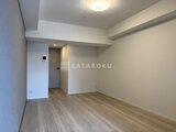 ガーデンザヴィス門前仲町 明るい照明の落ち着いたリビングと玄関への通路の様子