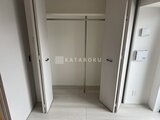 ガーデンザヴィス門前仲町 ウォークインクローゼット内部の広めな収納スペース