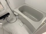 ガーデンザヴィス門前仲町 白を基調とした清潔感のあるバスルーム
